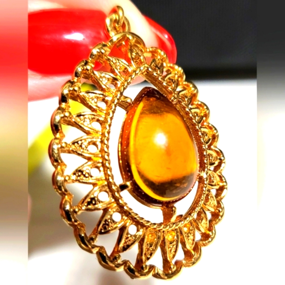 1960's Vintage‎ Sarah Coventry Amber Gold Tone Pendant